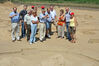 Angelica Schwall-Düren (3.v.r) und Andre Stinka (2.v.r) bei der Ausgrabungsstelle