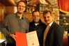 v.l.n.r. Marcus Vieting, Dietmar Klingauf und Ulrich Hampel bei der Urkundenübergabe