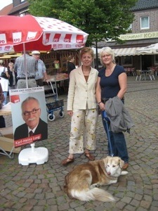 Angelica Schwall-Düren und Martina Naujoks am SPD-Stand