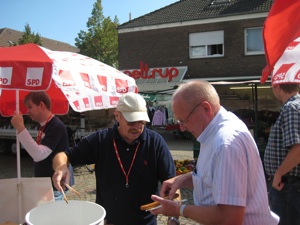 Josef Himmelmann am Stand der SPD Olfen bei Günter Rzepka